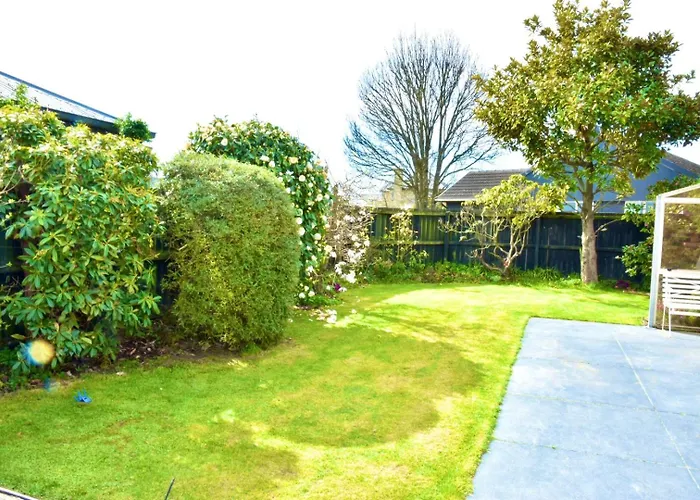 Sunny Garden Retreat - 3-Br Home Near Mall, City & Airport