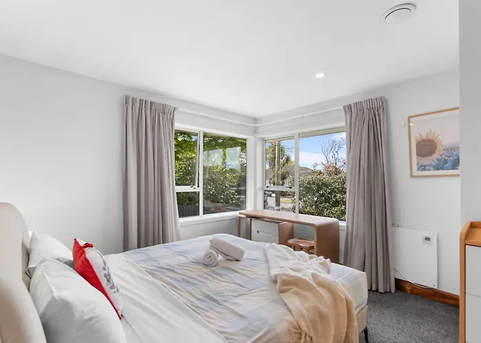 Peaceful Four Bedroom Holiday House Near Airport
